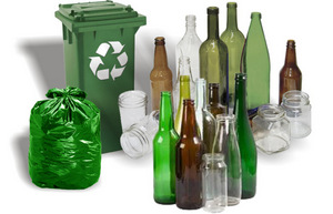 Zielony pojemnik lub worek i butelki szklane