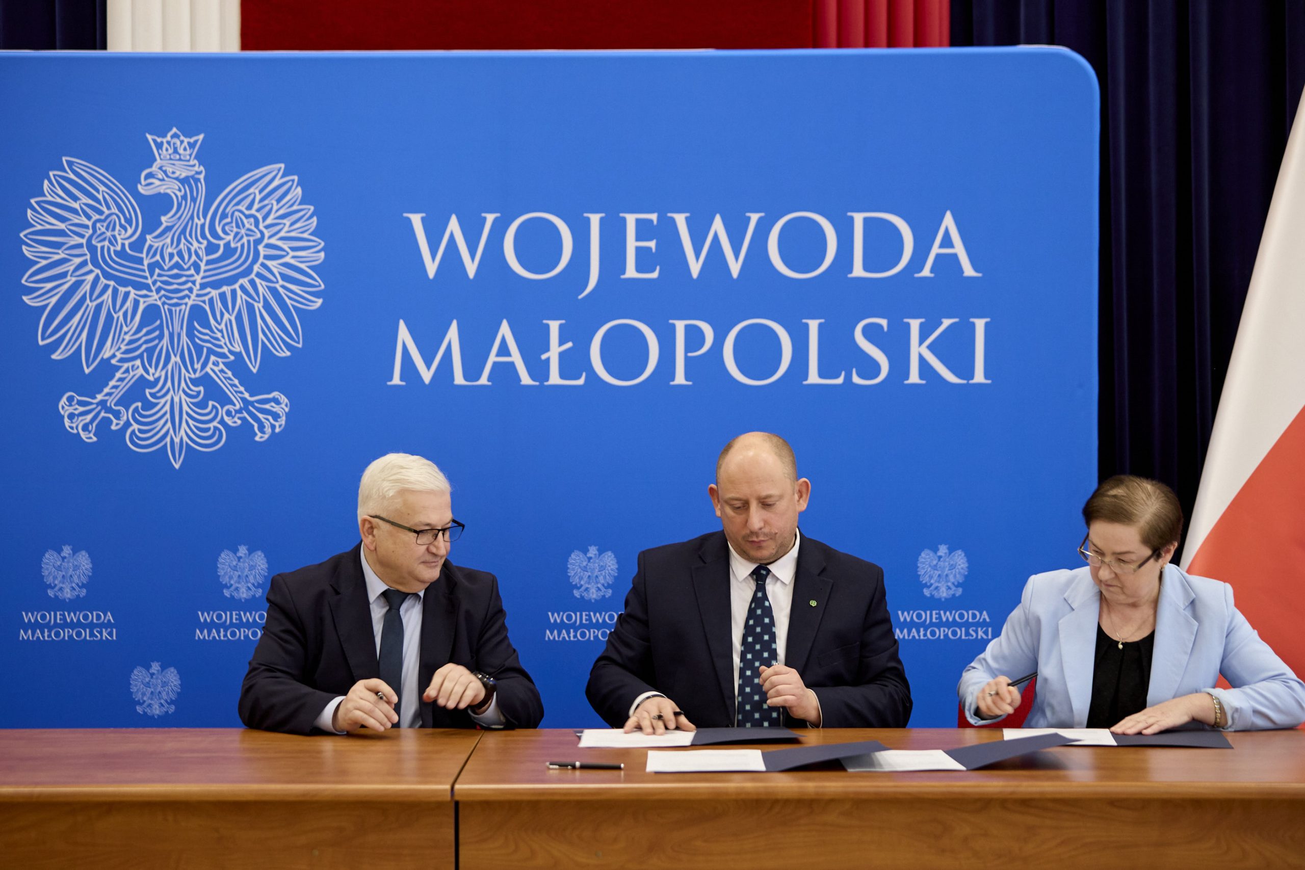 Burmistrz i Skarbnik Gminy podpisują z wojewodą umowy