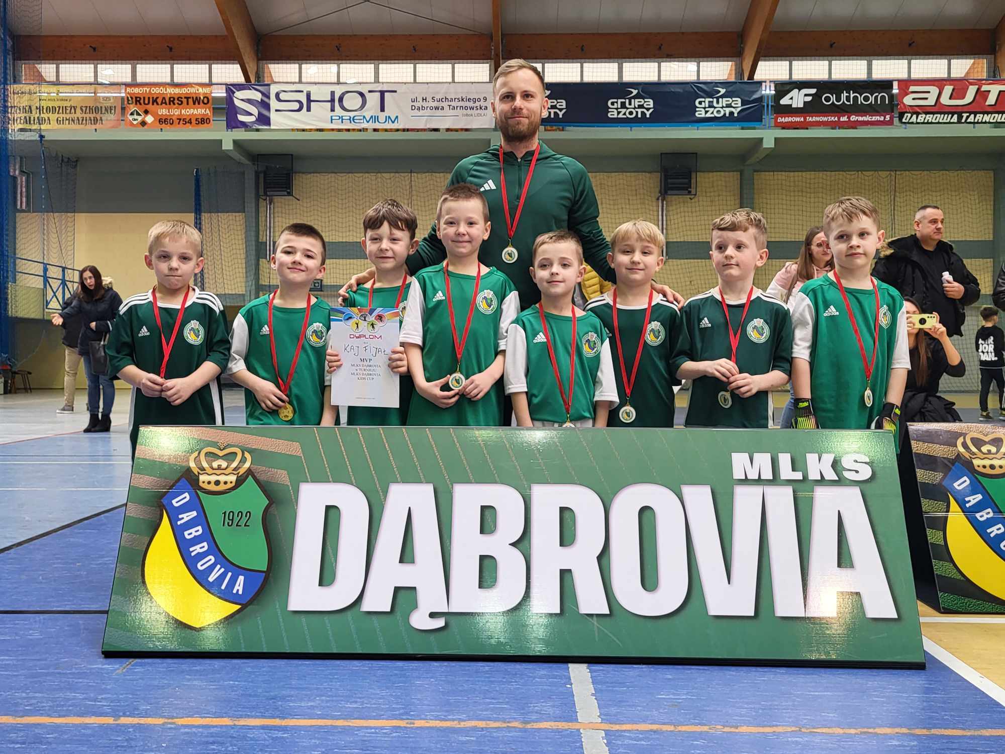 piłkarze z Dąbrovi z trenerem na boisku na hali